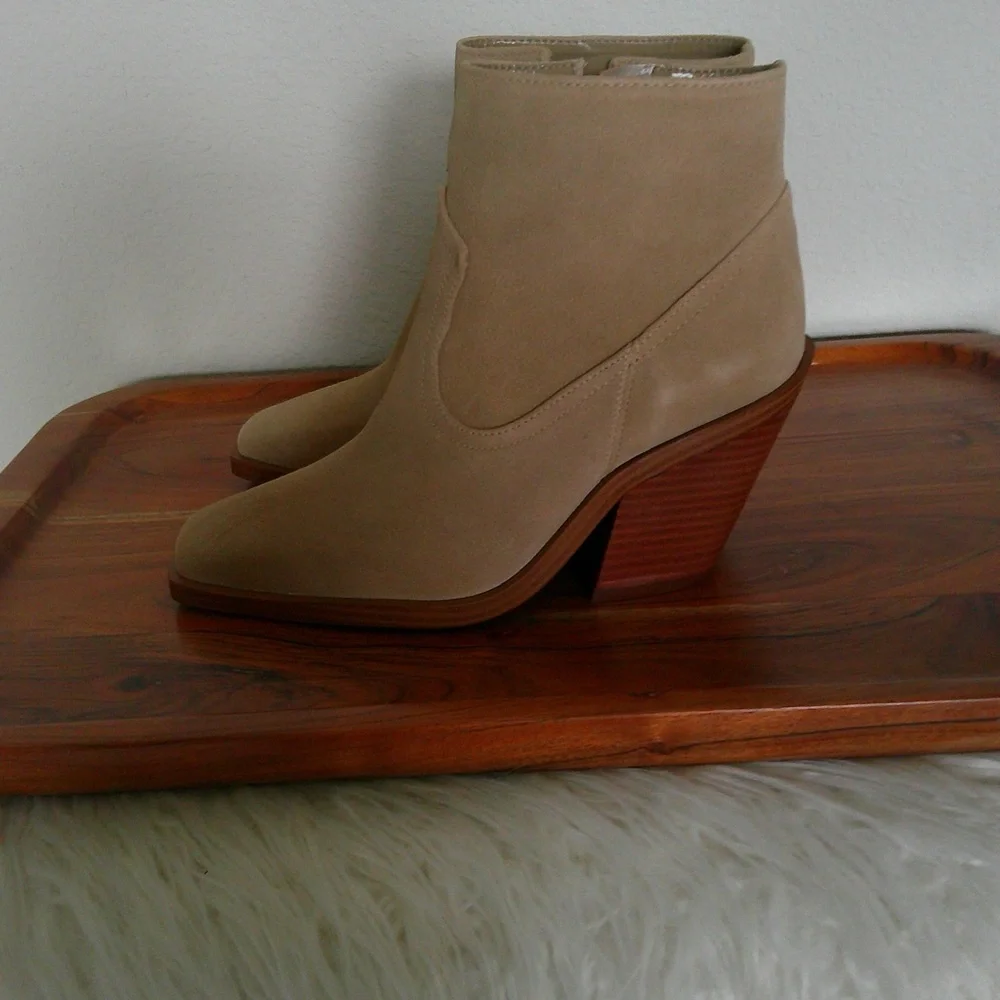 NWOT- Vince Camuto Tan Ankle Boots - Picture 6 of 9